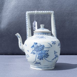 Une grande théière couverte en porcelaine de Chine en bleu et blanc, épave du Hatcher cargo, époque Transition — photo 11