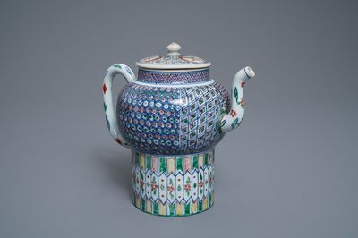 Une grande théière couverte en porcelaine de Chine wucai, époque Transition ou Kangxi