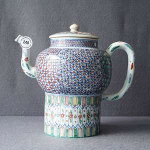 Une grande théière couverte en porcelaine de Chine wucai, époque Transition ou Kangxi — photo 12
