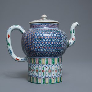Une grande théière couverte en porcelaine de Chine wucai, époque Transition ou Kangxi — photo 2