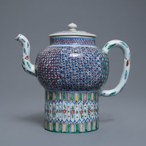Une grande théière couverte en porcelaine de Chine wucai, époque Transition ou Kangxi — photo 4