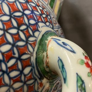Une grande théière couverte en porcelaine de Chine wucai, époque Transition ou Kangxi — photo 8