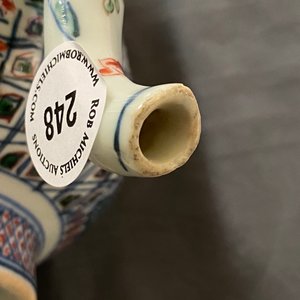 Une grande théière couverte en porcelaine de Chine wucai, époque Transition ou Kangxi — photo 10
