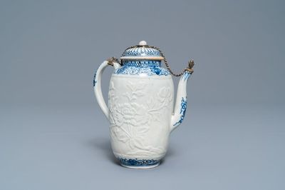 Une grande théière en porcelaine Arita en bleu et blanc à monture en argent doré, Edo, 17ème