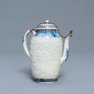 Une grande théière en porcelaine Arita en bleu et blanc à monture en argent doré, Edo, 17ème — photo 1
