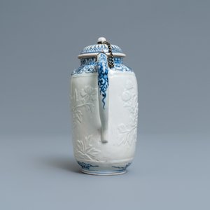 Une grande théière en porcelaine Arita en bleu et blanc à monture en argent doré, Edo, 17ème — photo 5