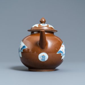 Une grande théière en porcelaine de Chine à fond brun capucin, Qianlong — photo 3