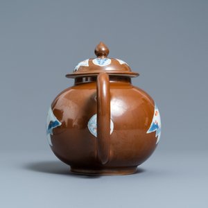 Une grande théière en porcelaine de Chine à fond brun capucin, Qianlong — photo 5