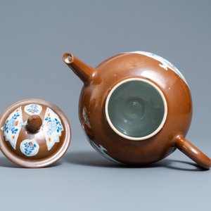 Une grande théière en porcelaine de Chine à fond brun capucin, Qianlong — photo 6