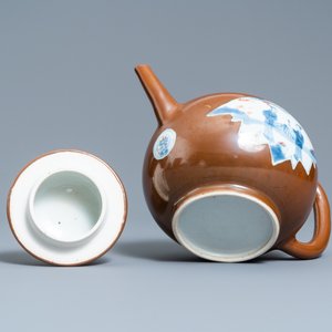 Une grande théière en porcelaine de Chine à fond brun capucin, Qianlong — photo 7