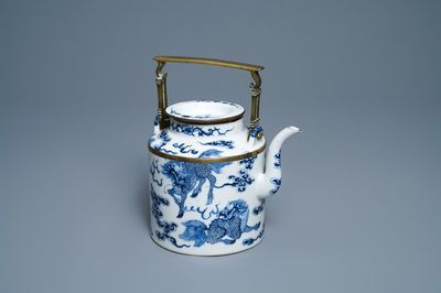 Une grande théière en porcelaine de Chine 'Bleu de Hue' pour le Vietnam à décor de kylins, 19ème