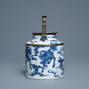 Une grande théière en porcelaine de Chine 'Bleu de Hue' pour le Vietnam à décor de kylins, 19ème — photo 5