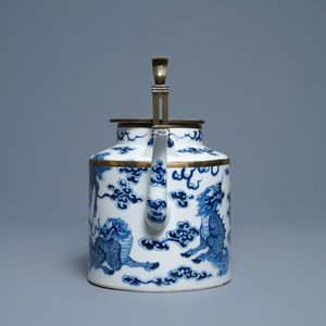 Une grande théière en porcelaine de Chine 'Bleu de Hue' pour le Vietnam à décor de kylins, 19ème — photo 3