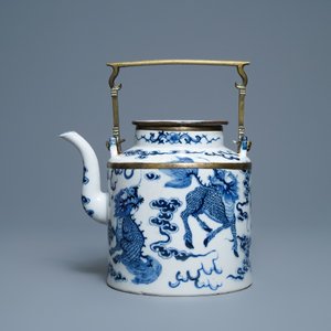 Une grande théière en porcelaine de Chine 'Bleu de Hue' pour le Vietnam à décor de kylins, 19ème — photo 4