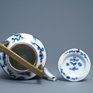 Une grande théière en porcelaine de Chine 'Bleu de Hue' pour le Vietnam à décor de kylins, 19ème — photo 6