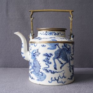 Une grande théière en porcelaine de Chine 'Bleu de Hue' pour le Vietnam à décor de kylins, 19ème — photo 8