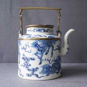 Une grande théière en porcelaine de Chine 'Bleu de Hue' pour le Vietnam à décor de kylins, 19ème — photo 10