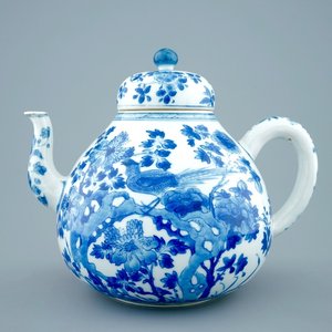 Une grande théière en porcelaine de Chine bleu et blanc aux paons, Kangxi — photo 1
