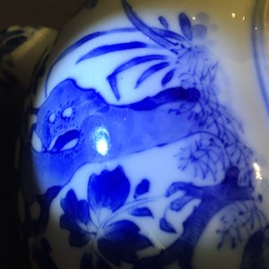 Une grande théière en porcelaine de Chine bleu et blanc aux paons, Kangxi — photo 13