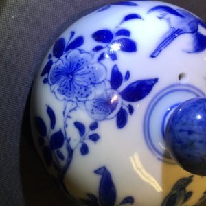 Une grande théière en porcelaine de Chine bleu et blanc aux paons, Kangxi — photo 7