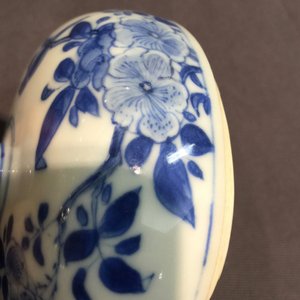 Une grande théière en porcelaine de Chine bleu et blanc aux paons, Kangxi — photo 8