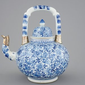 Une grande théière en porcelaine de Chine bleu et blanc, montée en argent, Kangxi — photo 2