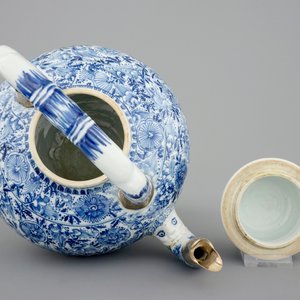 Une grande théière en porcelaine de Chine bleu et blanc, montée en argent, Kangxi — photo 6