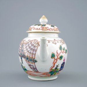 Une grande théière en porcelaine de Chine famille rose à décor "Pigeon de Valentin", Qianlong, 18ème — photo 2