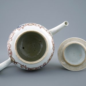Une grande théière en porcelaine de Chine famille rose à décor "Pigeon de Valentin", Qianlong, 18ème — photo 5