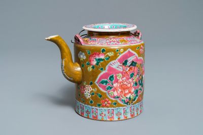 Une grande théière en porcelaine de Chine famille rose pour le marché Straits ou Peranakan, 19ème