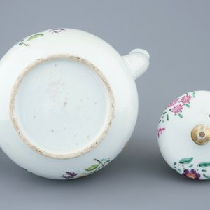 Une grande théière en porcelaine de Chine famille rose, Qianlong, 18ème — photo 3
