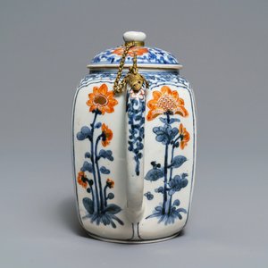 Une grande théière en porcelaine de Japon à décor en bleu, blanc, rouge de fer et doré, Edo, 17ème — photo 2