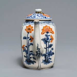 Une grande théière en porcelaine de Japon à décor en bleu, blanc, rouge de fer et doré, Edo, 17ème — photo 4