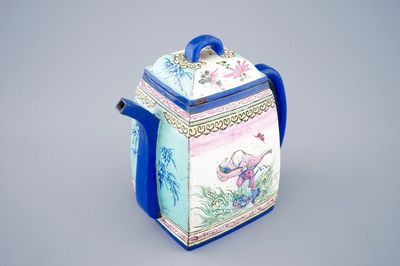 Une grande théière et son couvercle en grès émaillé de Yixing, Chine, 19ème