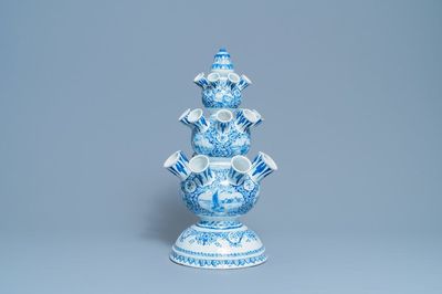 Une grande tulipière en faïence de Delft en bleu et blanc, 19ème