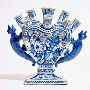 Une grande tulipière en forme de coeur en faïence de Delft bleu et blanc aux anses en forme de lézards, 18ème — photo 1