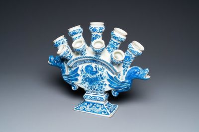 Une grande tulipière en forme d'éventail en faïence de Delft en bleu et blanc, 17/18ème
