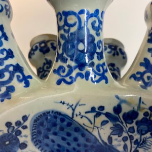 Une grande tulipière en forme d'éventail en faïence de Delft en bleu et blanc, 17/18ème — photo 10