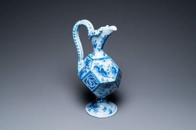 Une grande verseuse à pans coupés en faïence de Nevers en bleu et blanc à décor chinois, fin du 17ème