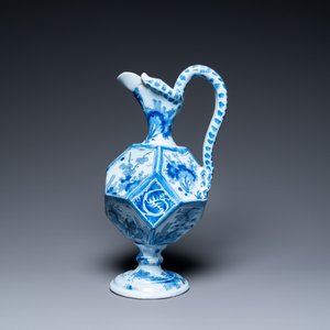 Une grande verseuse à pans coupés en faïence de Nevers en bleu et blanc à décor chinois, fin du 17ème — photo 4