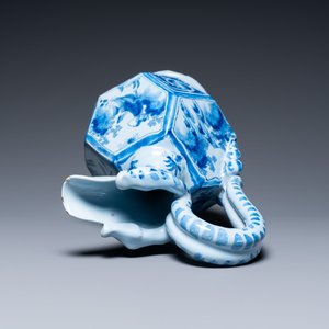 Une grande verseuse à pans coupés en faïence de Nevers en bleu et blanc à décor chinois, fin du 17ème — photo 6