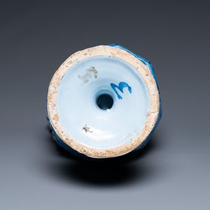Une grande verseuse à pans coupés en faïence de Nevers en bleu et blanc à décor chinois, fin du 17ème — photo 7