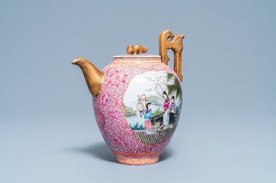 Une grande verseuse à vin couverte en porcelaine de Chine famille rose, marque de Qianlong, République
