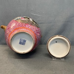 Une grande verseuse à vin couverte en porcelaine de Chine famille rose, marque de Qianlong, République — photo 11