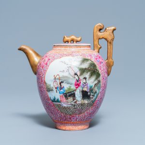 Une grande verseuse à vin couverte en porcelaine de Chine famille rose, marque de Qianlong, République — photo 2