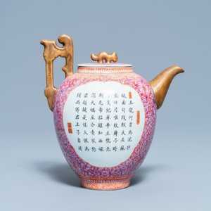Une grande verseuse à vin couverte en porcelaine de Chine famille rose, marque de Qianlong, République — photo 4