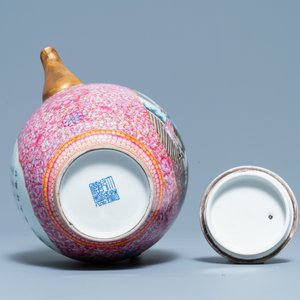 Une grande verseuse à vin couverte en porcelaine de Chine famille rose, marque de Qianlong, République — photo 7