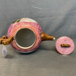Une grande verseuse à vin couverte en porcelaine de Chine famille rose, marque de Qianlong, République — photo 10