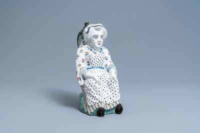 Une grande verseuse couverte de type 'Jacqueline' en faïence polychrome de Bruxelles, 18ème