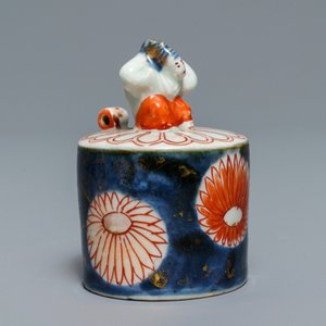 Une grande verseuse couverte en porcelaine Imari de Japon, Edo, 17ème — photo 8